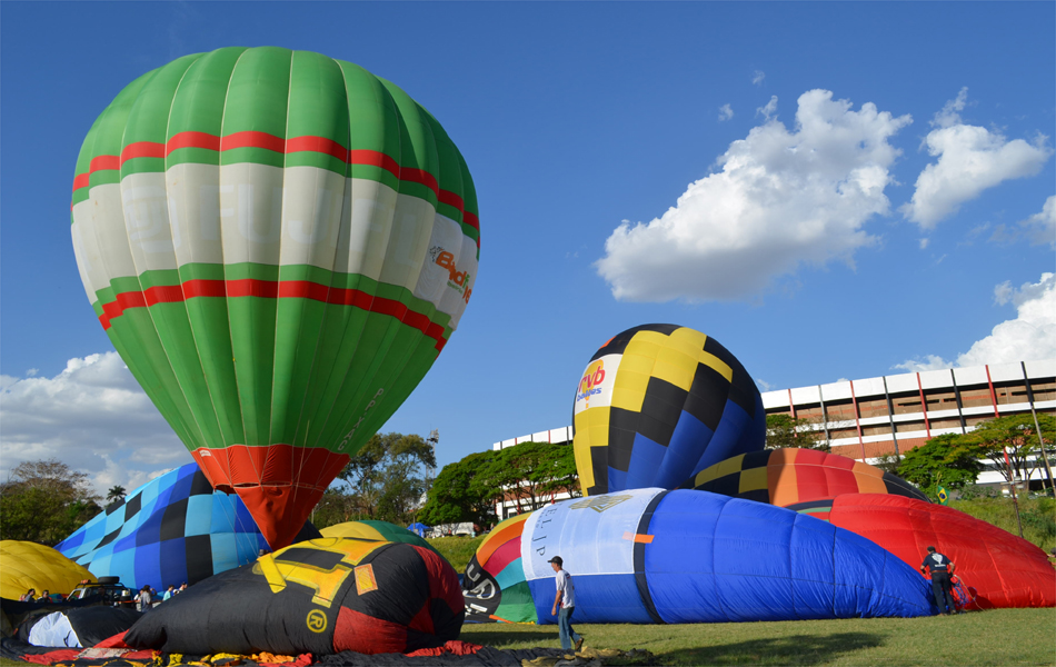 Competidores fazem os últimos preparativos antes de decolar com os balões