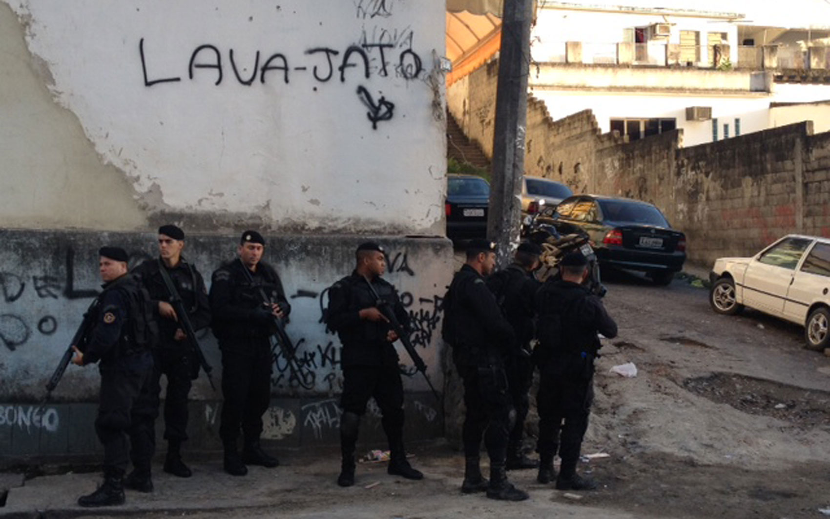 Policiais do Bope tomam as imediações do Conjunto de Favelas do Lins
