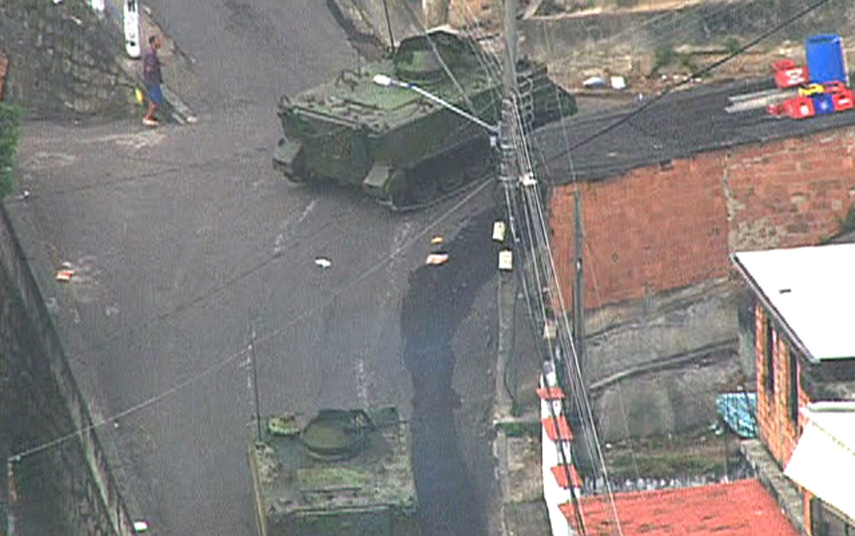 Tanques da Marinha entram no Conjunto de Favelas do Lins