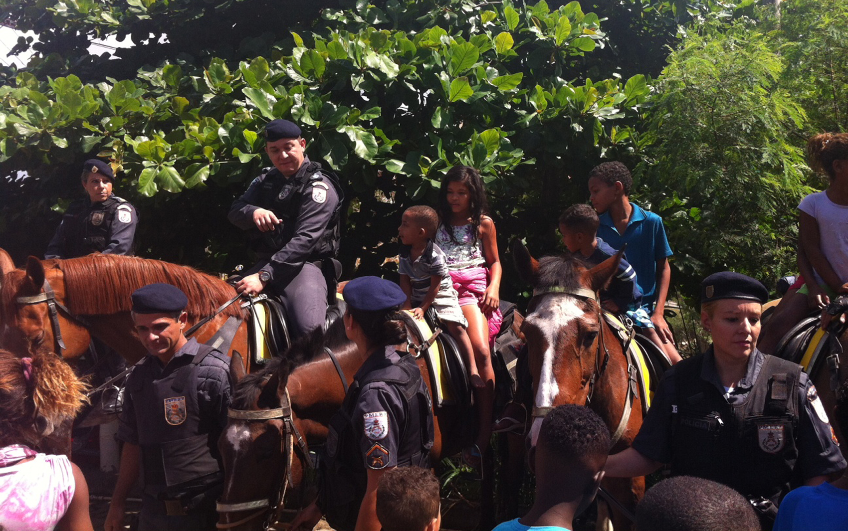 Crianças das comunidades do Lins montam nos cavalos da Polícia Militar após ocupação 
