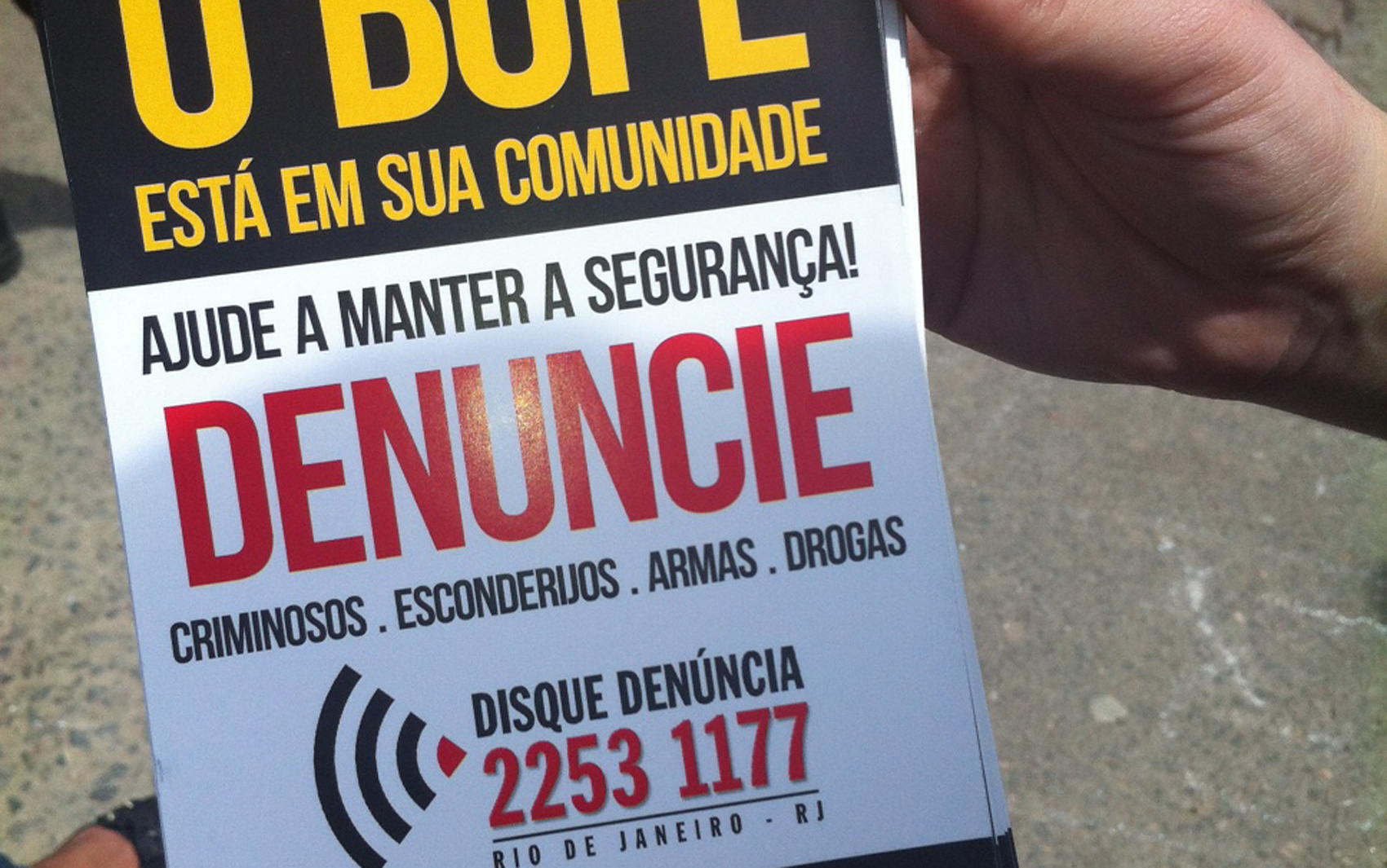 Moradores podem ligar para o Disque-Denúncia com o objetivo de ajudar a busca dos policiais que ocupam o Conjunto de Favelas do Lins, Zona Norte do Rio