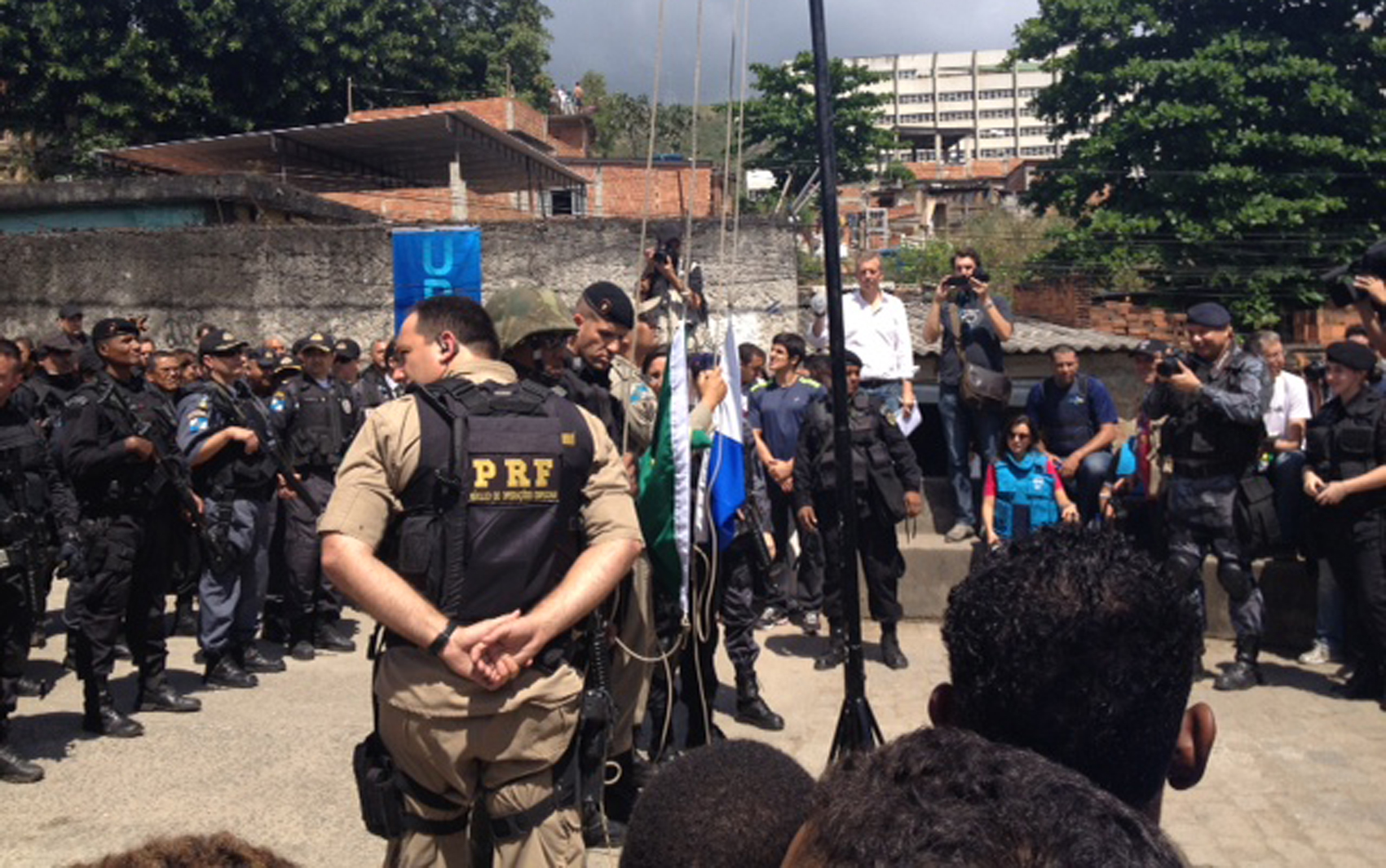 Por volta das 10h deste domingo (6), eram hasteadas as bandeiras que representavam a chegada da UPP nas favelas do Lins