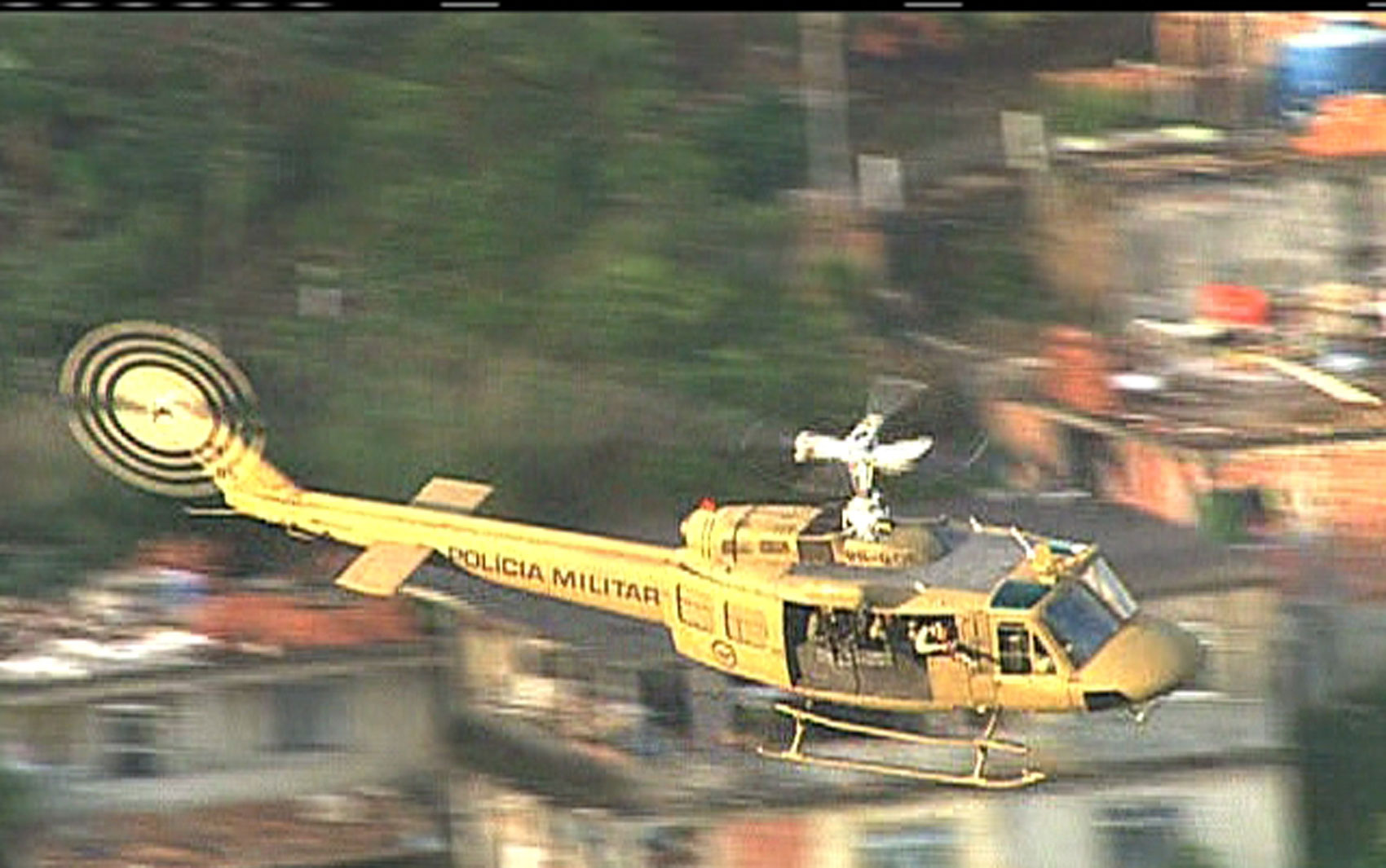 Helicóptero da PM sobrevoa Conjunto de Favelas do Lins