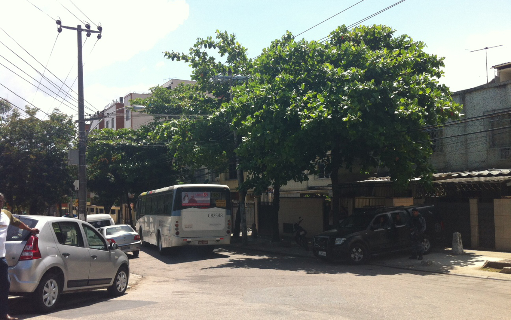 Trecho que estava bloqueado entre o Hospital Marcilio Dias e a favela da Cachoeira foi reaberto por volta das 11h deste domingo (6); ônibus e carros circulam normalmente pela região, ocupada pela Polícia. 