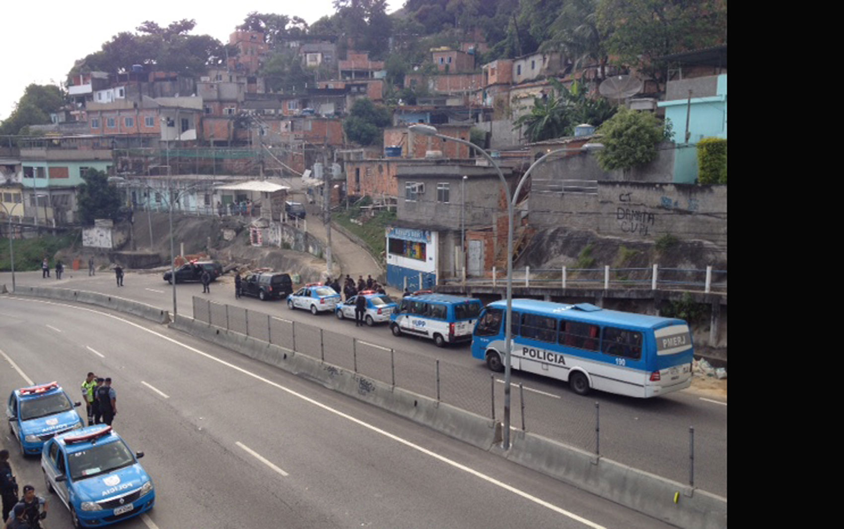Autoestrada Grajaú-Jacarepaguá ficou interditada por aproximadamente uma hora e meia; via foi liberada às 6h45