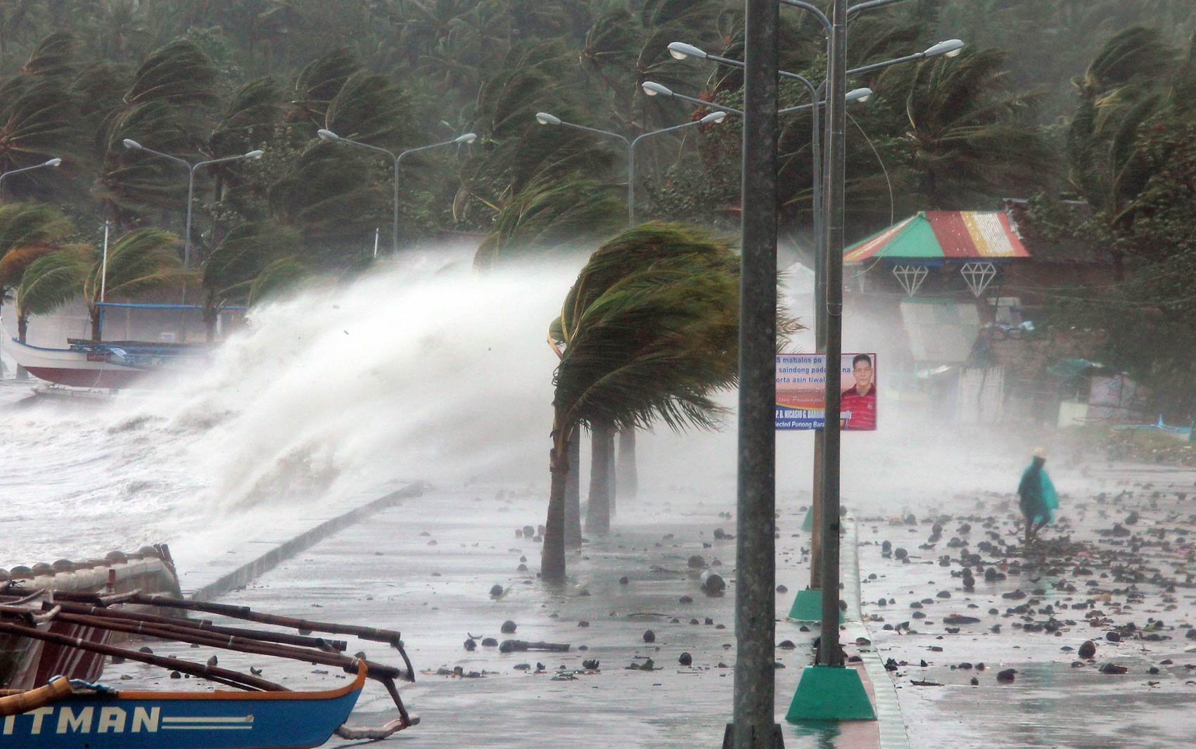 8/11 - Ondas explodem à beira da praia em Legaspi, onde o mar ficou agitado com a passagem do supertufão
