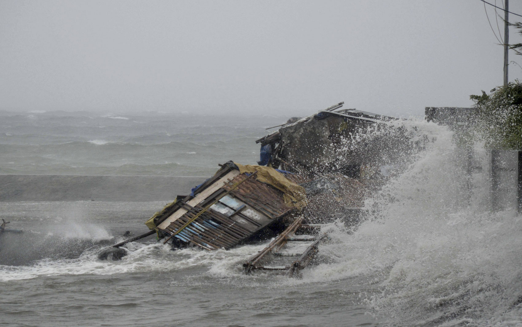 8/11 - Casa é engolida por tempestade nesta sexta-feira (8) durante a passagem do supertufão Haiday pela cidade de Legazpi, ao sul de Manila, nas Filipinas