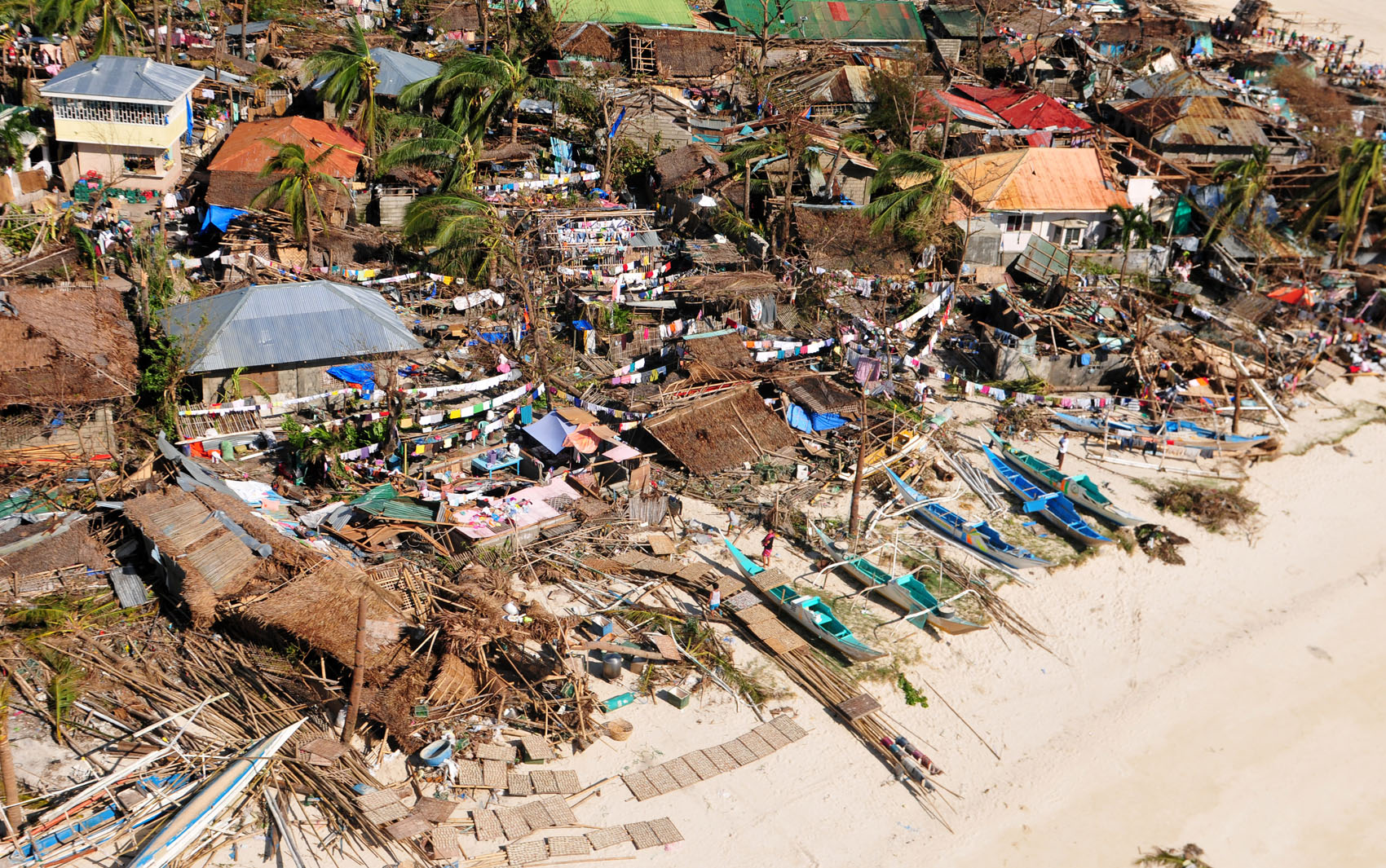 9/11 - Foto aérea mostra a devastação causada pelo tufão Haiyan nas cidades costeiras na região central das Filipinas.