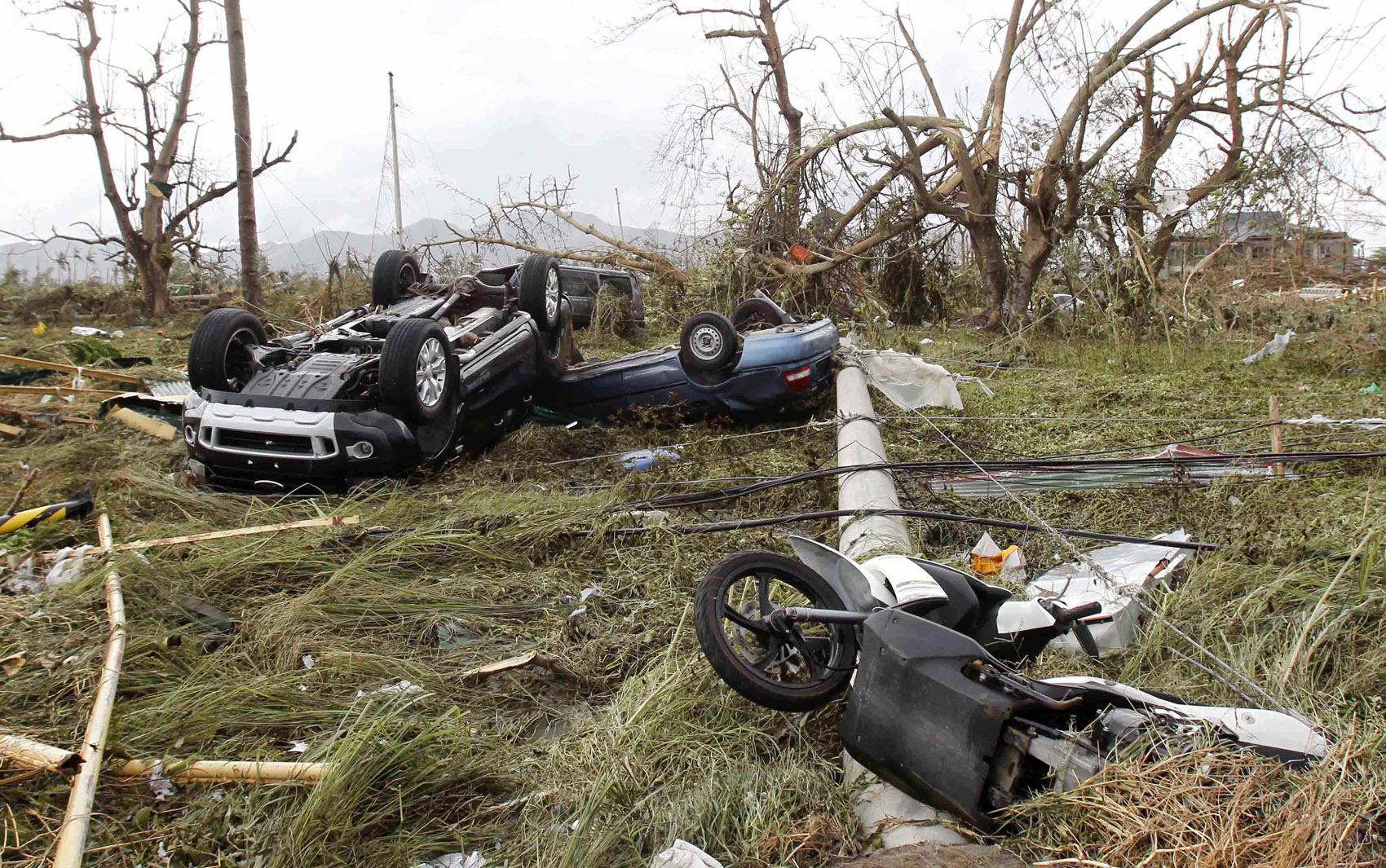 9/11 - Veículos e motocicletas foram arrastados para um campo de arroz na cidade de Tacloban.