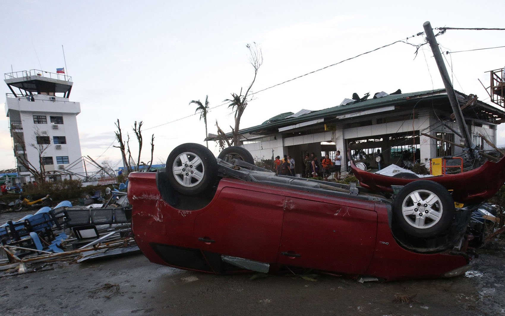 9/11 - Um carro ficou de cabeça para baixo do lado de fora do aeroporto em Tacloban