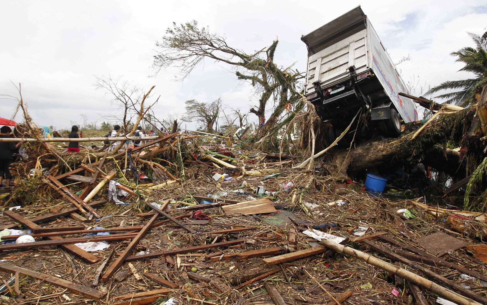 9/11 - Um caminhão foi arrastado por fortes ventos trazidos pelo tufão Haiyan em Tacloban
