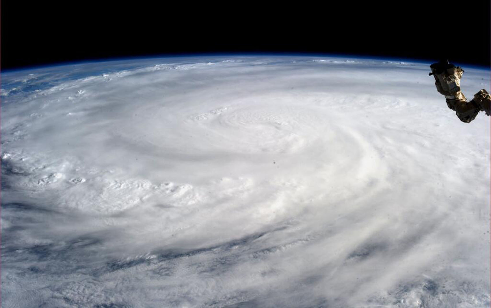 9/11 - Imagem fornecida pela Nasa mostra o supertufão Haiyan feita a bordo da Estação Espacial Internacional.