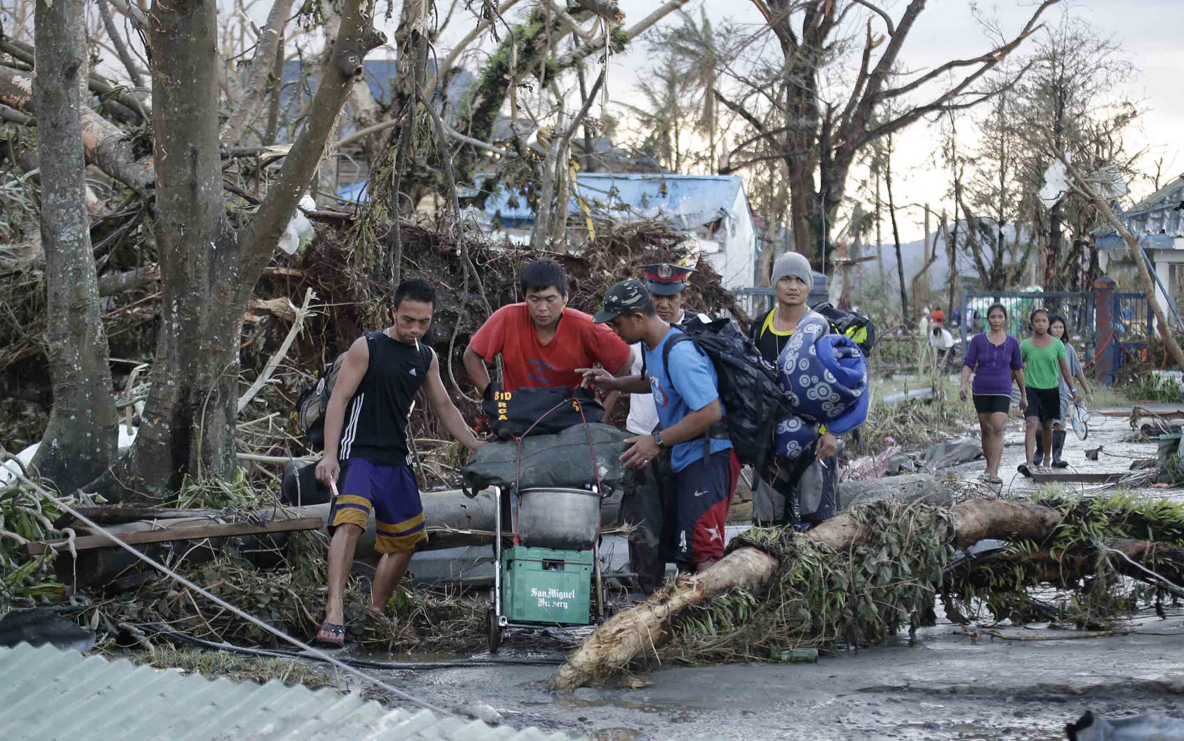 9/11- Moradores tentam buscar abrigo com seus pertences depois da passagem do tufão que atingiu a cidade de Tacloban, na província de Leyte.