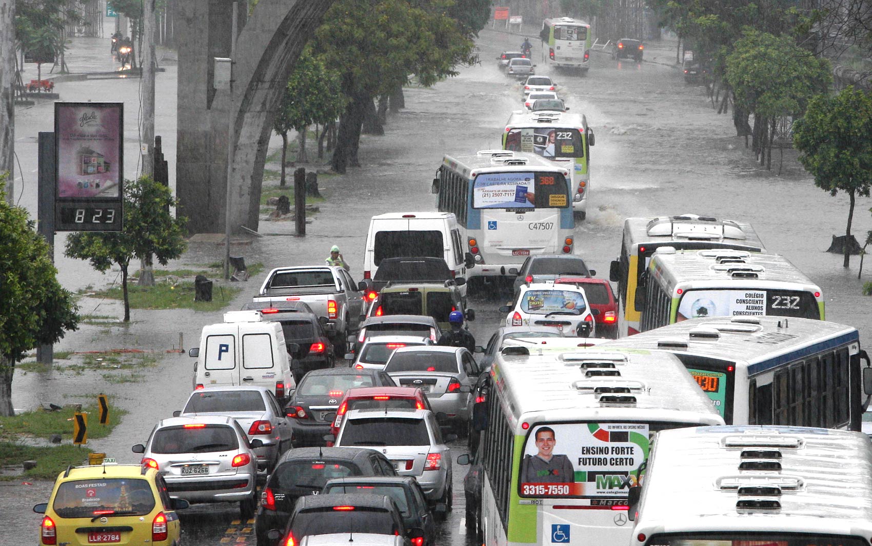 Trânsito congestionado na Avenida Radial Oeste, na altura do Estádio do Maracanã, na Zona Norte do Rio, devido a trechos alagados
