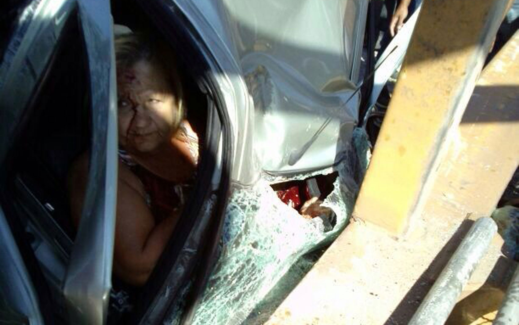 Mulher fica presa em ferragens de carro após queda de passarela na Linha Amarela