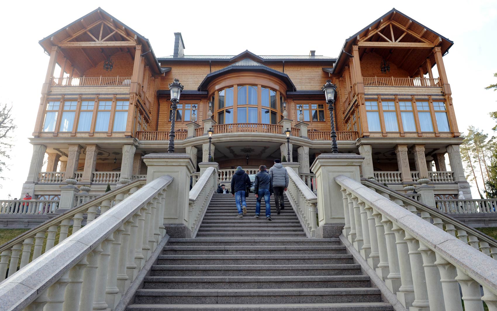 Vista da escadaria na entrada da Mezhyhirya, residência do presidente deposto Viktor Yanukovich, perto de Kiev
