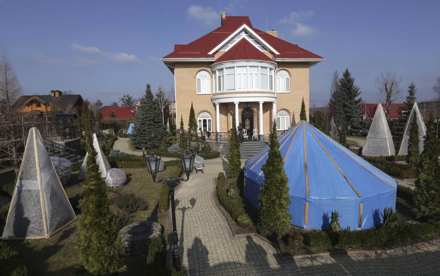 Vista da casa do procurador-geral da Ucrânia, Viktor Pshonka, na vila de Gorenichy, perto de Kiev. O local também foi tomado por manifestantes e aberto para o registro da imprensa