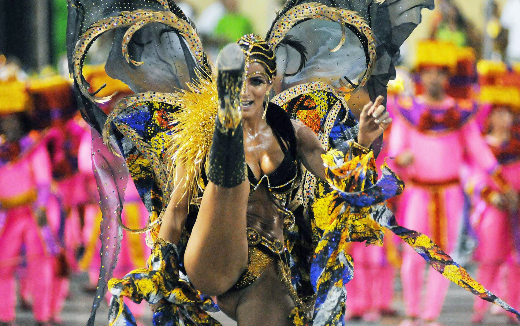 FOTOS: 1ª noite de desfiles da série A do carnaval do Rio.