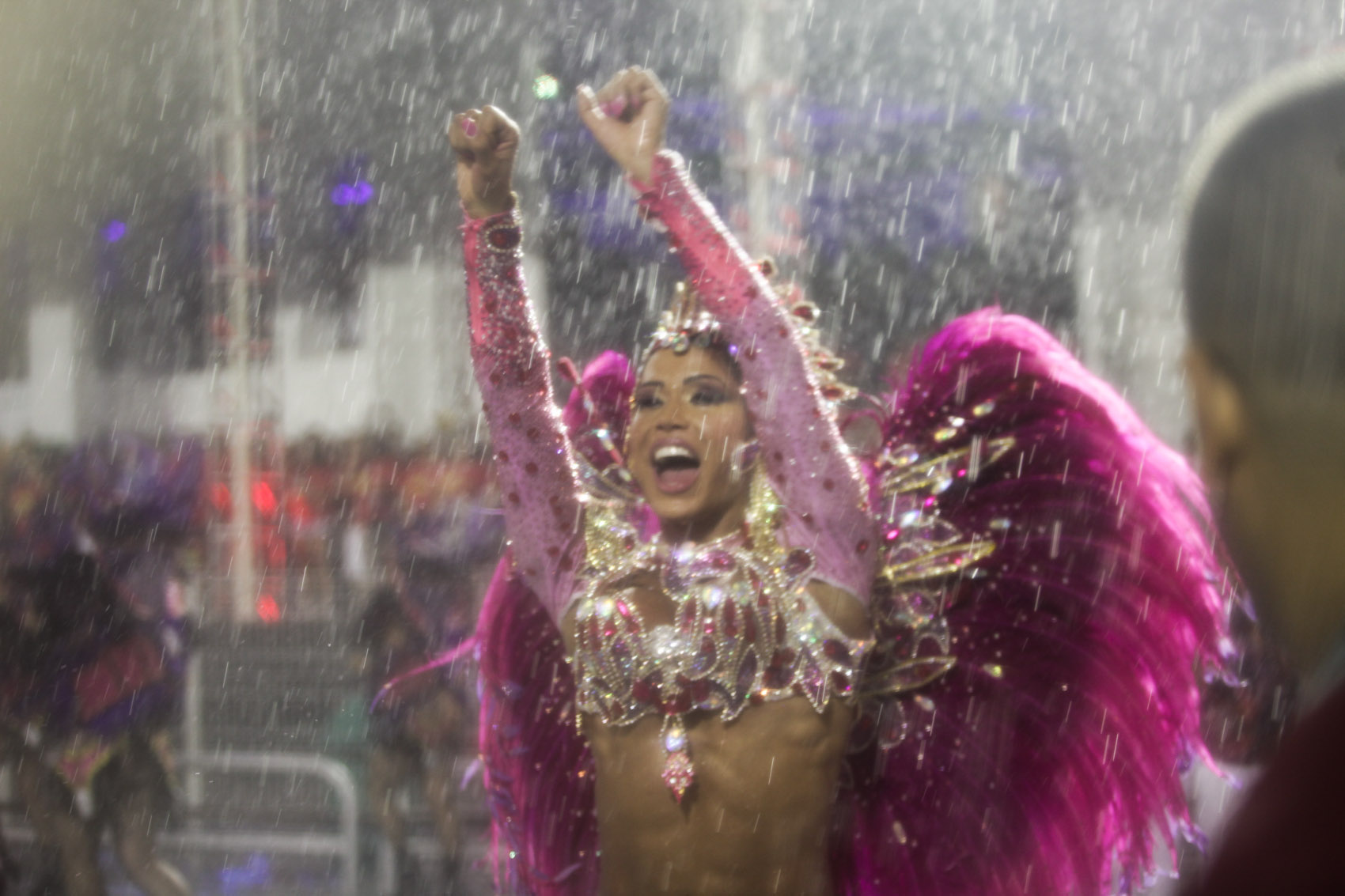 Gracyanne Barbosa desfila debaixo de chuva