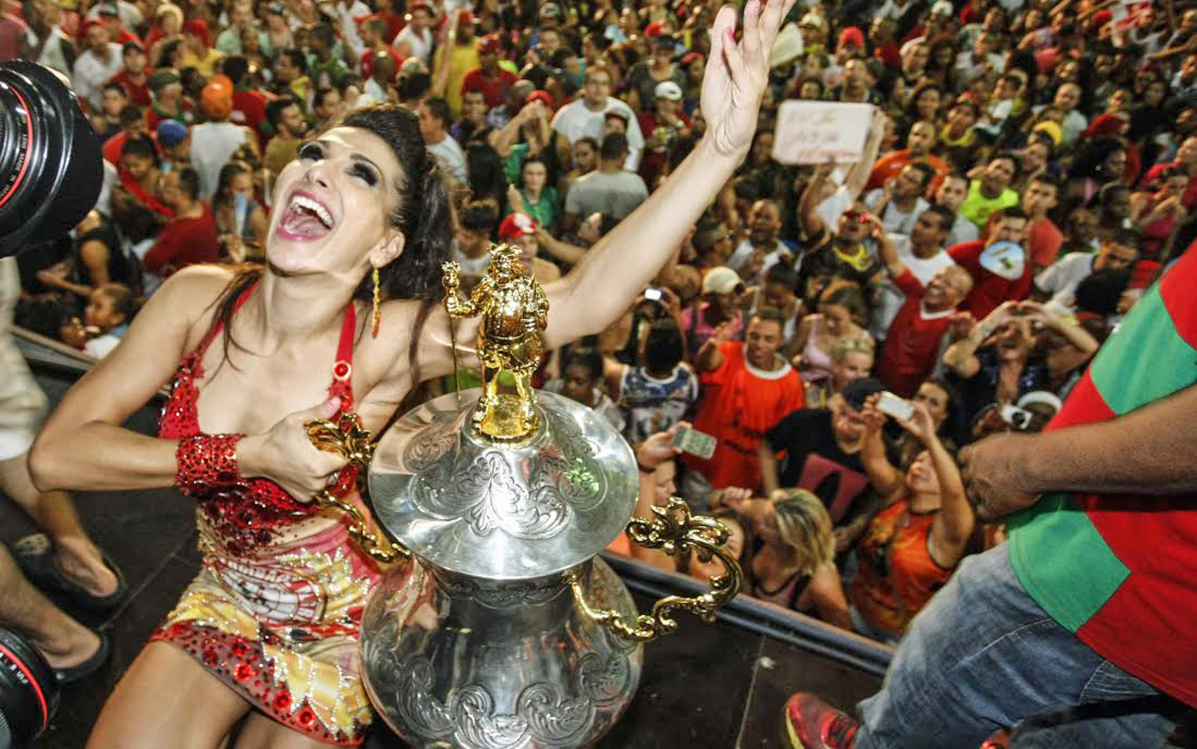 Aline Oliveira, rainha da bateria da Mocidade Alegre, celebra o tricampeonato da escola