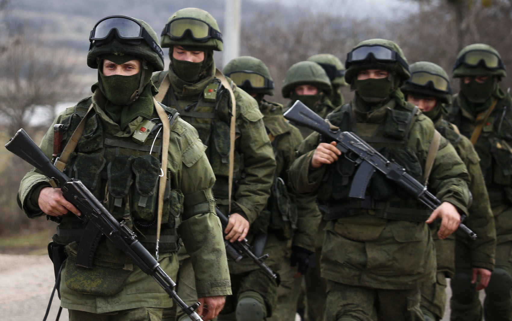 9/3 - Homens armados marcham do lado de fora de uma base militar ucraniana na aldeia de Perevalnoye perto de Simferopol, na Crimeia