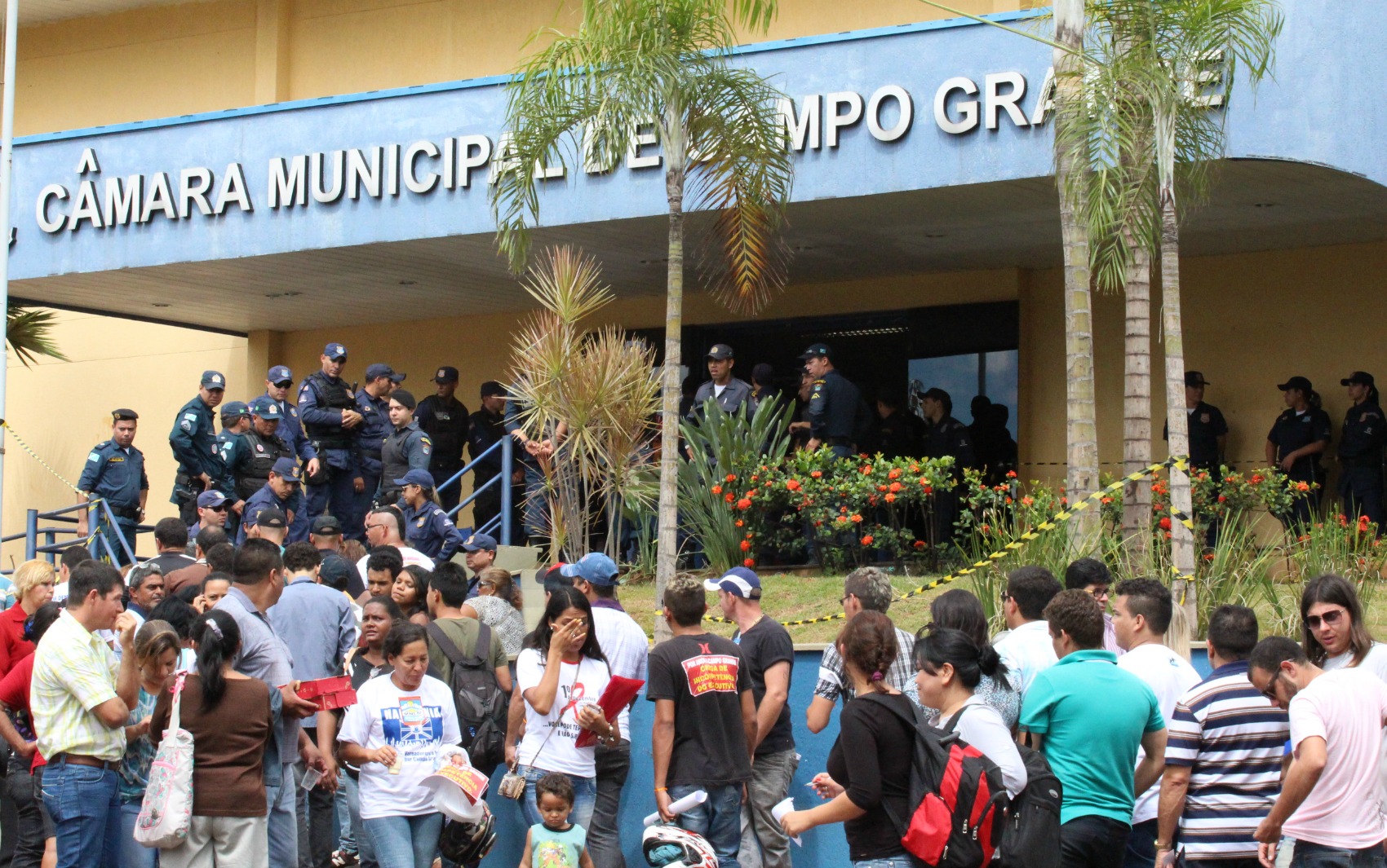 População chega ao julgamento do prefeito de Campo Grande