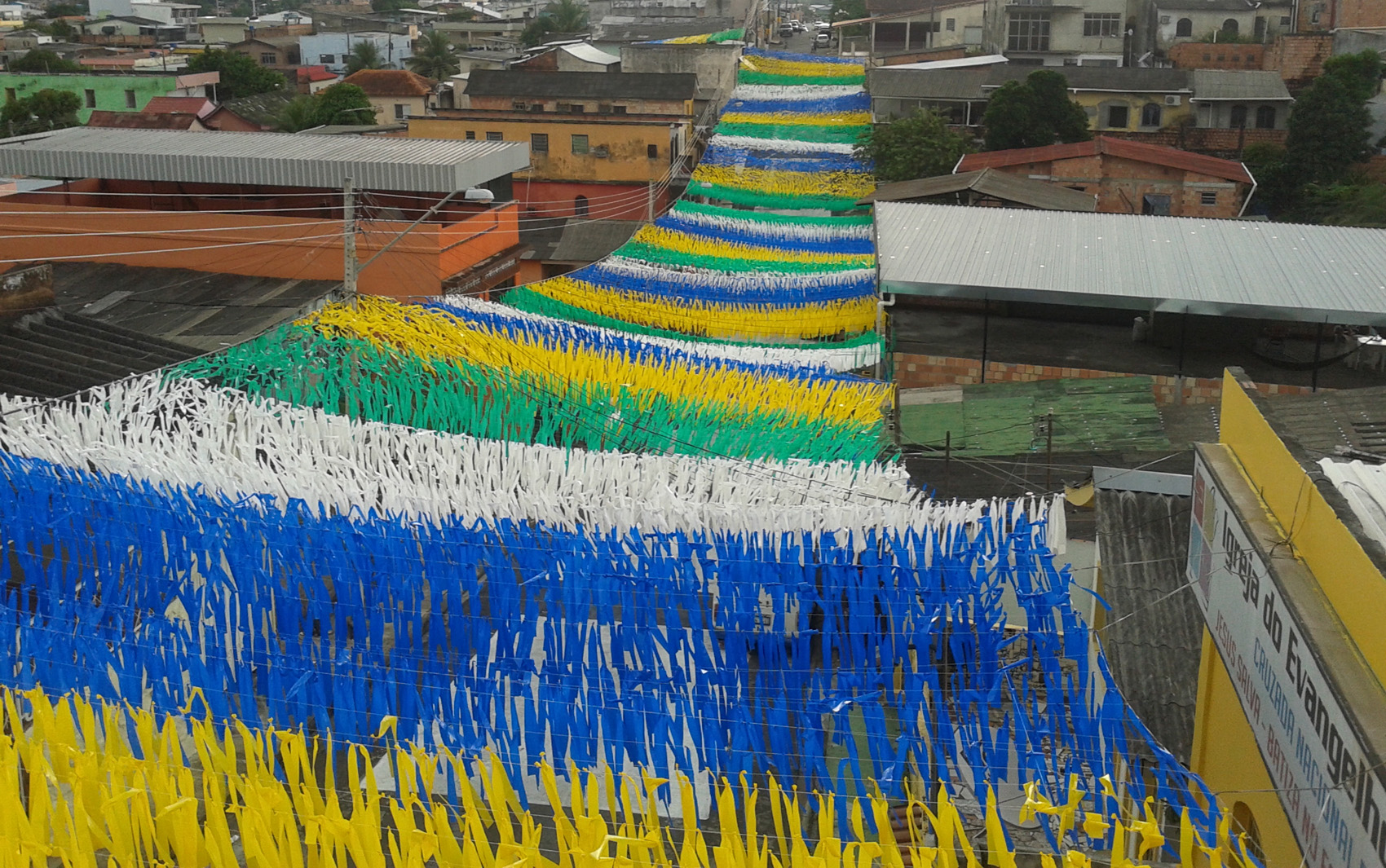 Moradores do bairro São Jorge, em Manaus, se reuniram para decorar a Rua São Cristóvão
