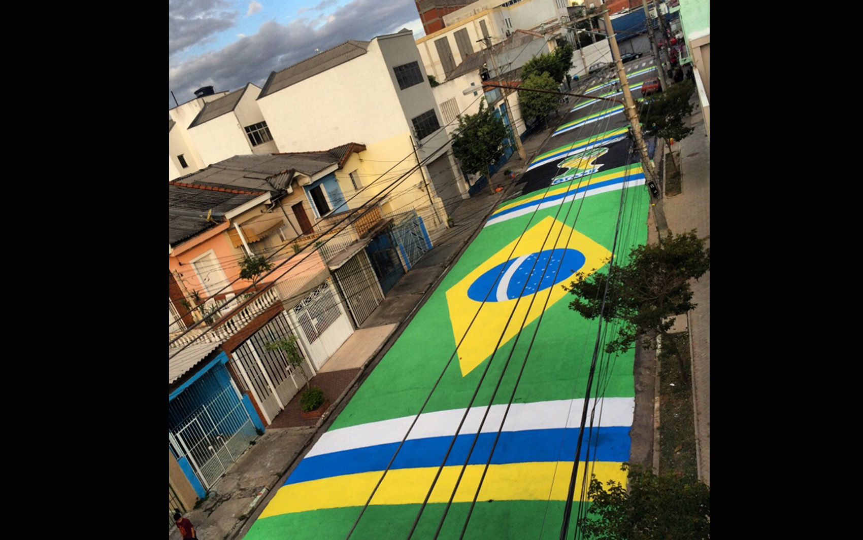 Moradores da Rua Neves de Carvalho, no Bom Retiro, em São Paulo, fizeram desenhos no asfalto