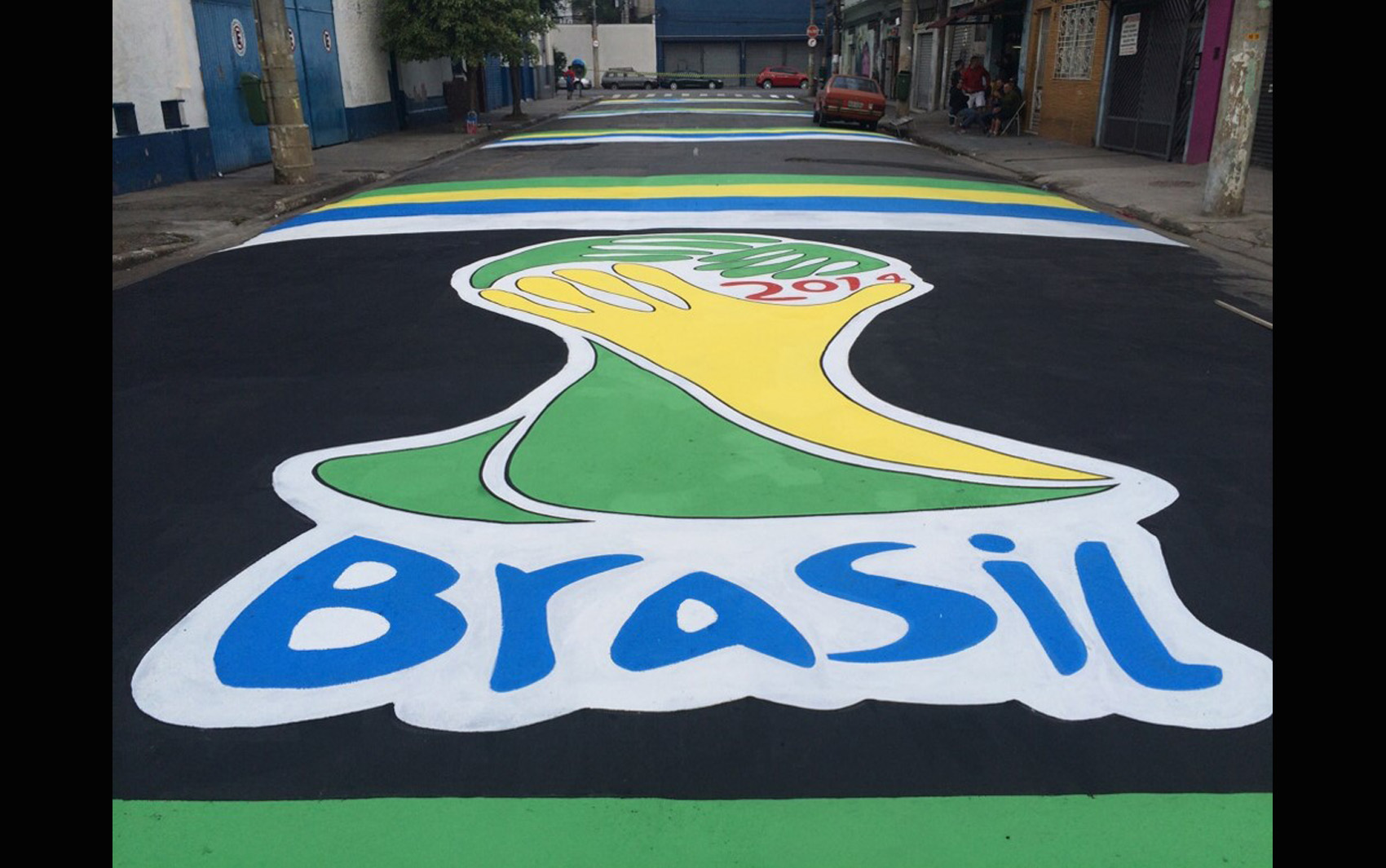 Moradores da Rua Neves de Carvalho, no Bom Retiro, em São Paulo, fizeram desenhos no asfalto 