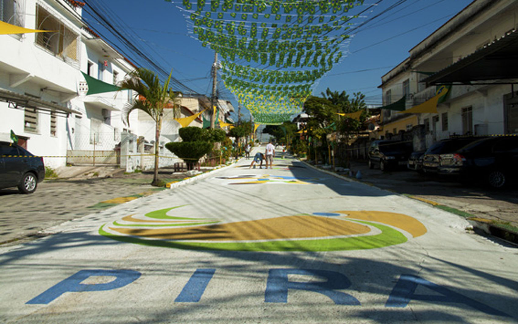 A Rua Ararapira, no bairro de Bento Ribeiro, Rio de Janeiro, também já foi toda decorada para os jogos do Mundial 