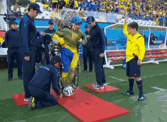 GIF: exoesqueleto na abertura da Copa (Foto: Reprodução)