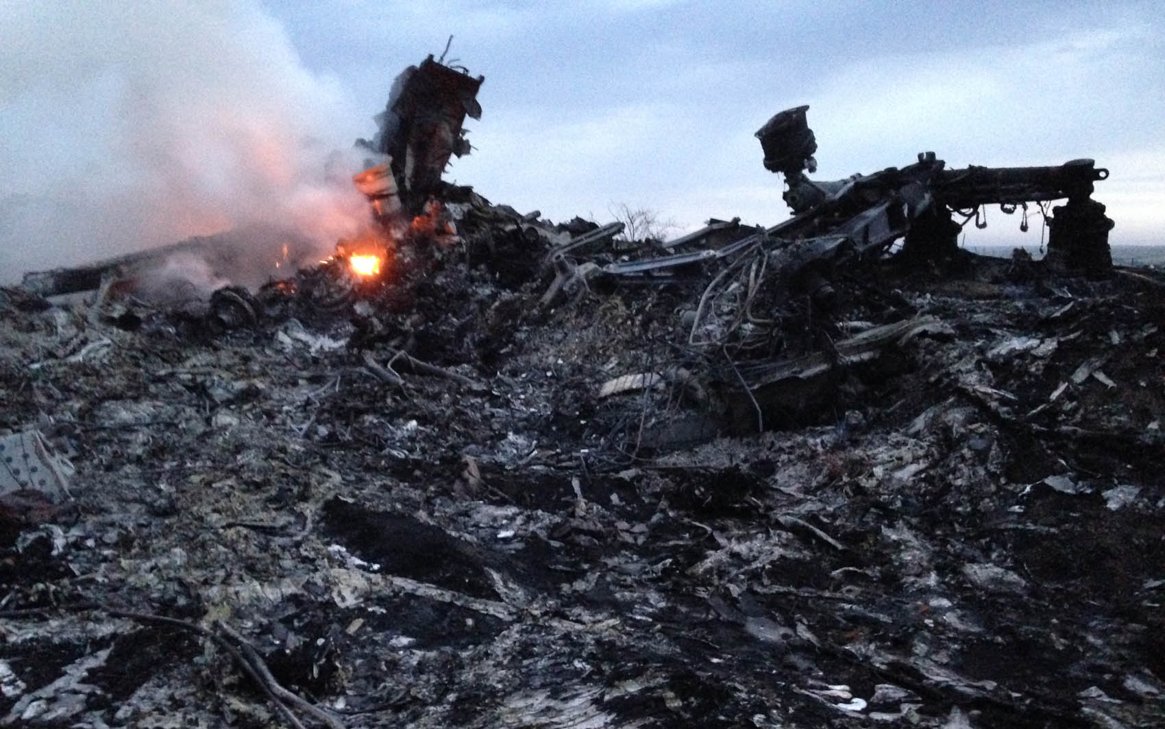Destroços do avião pegam fogo na Ucrânia