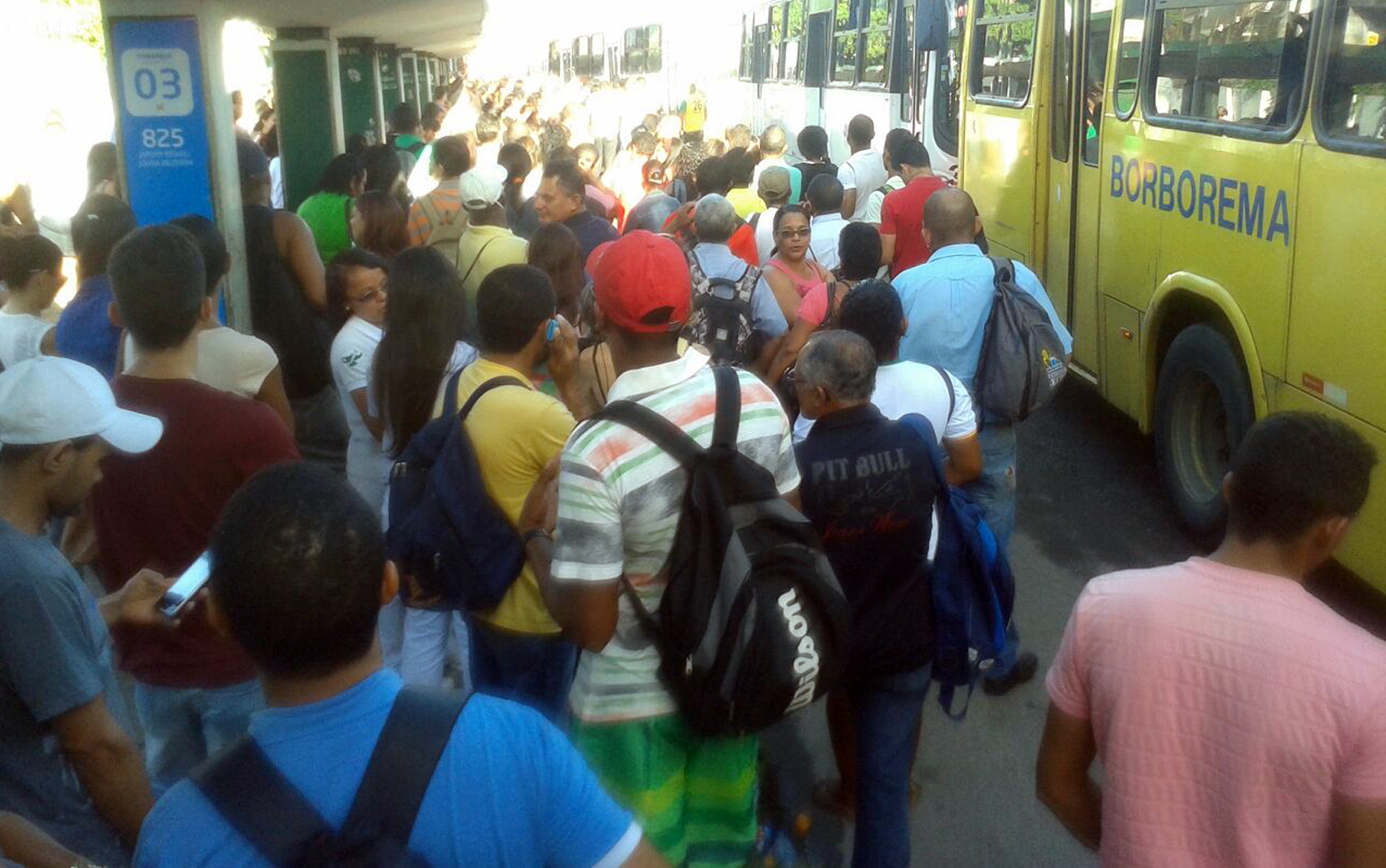 Passageiros aguardam ônibus no Terminal de Joana Bezerra