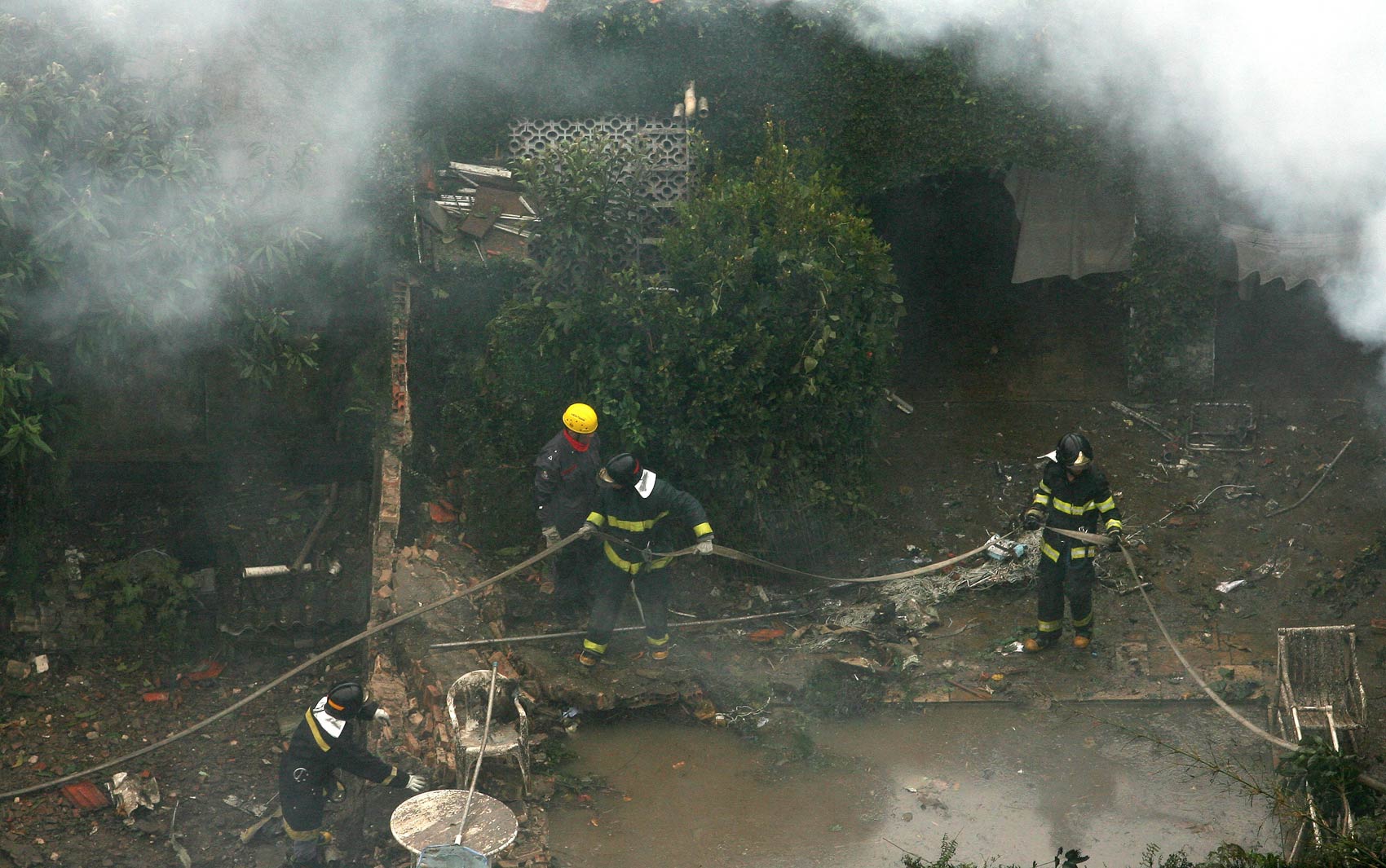 Bombeiros trabalham no local do acidente com a aeronave de Eduardo Campos, em Santos