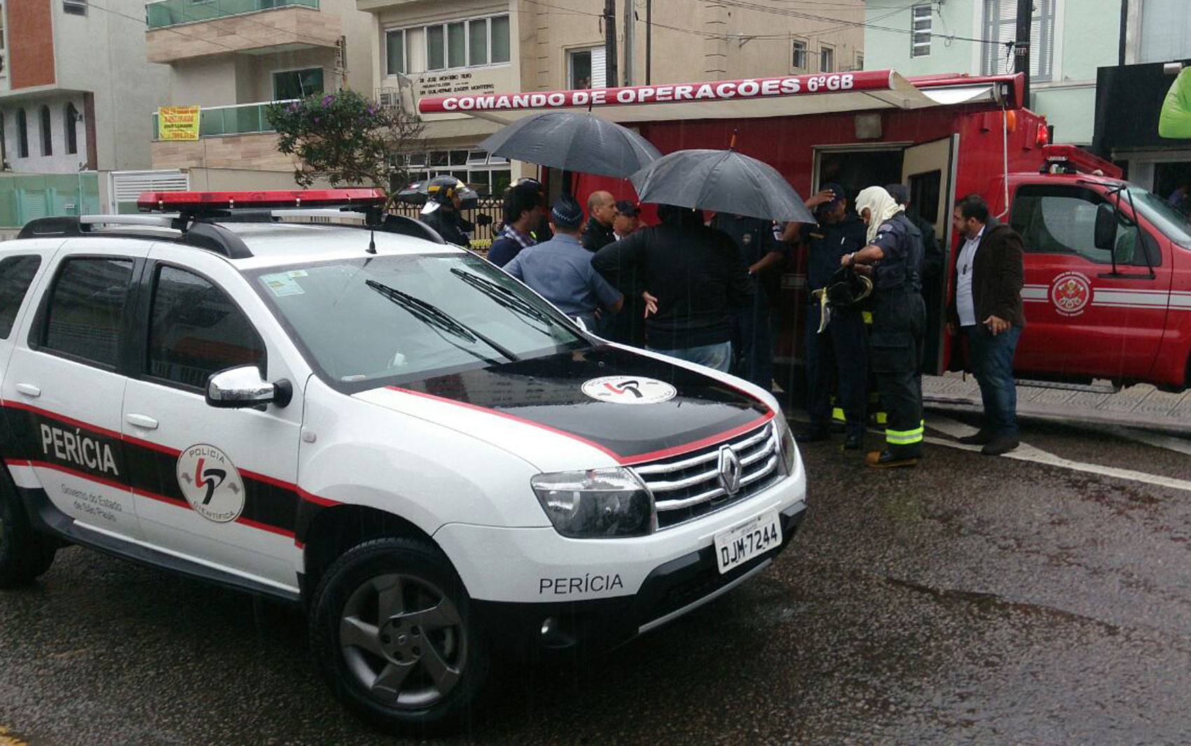 Aeronave caiu em área residencial de Santos nesta quarta-feira (13)