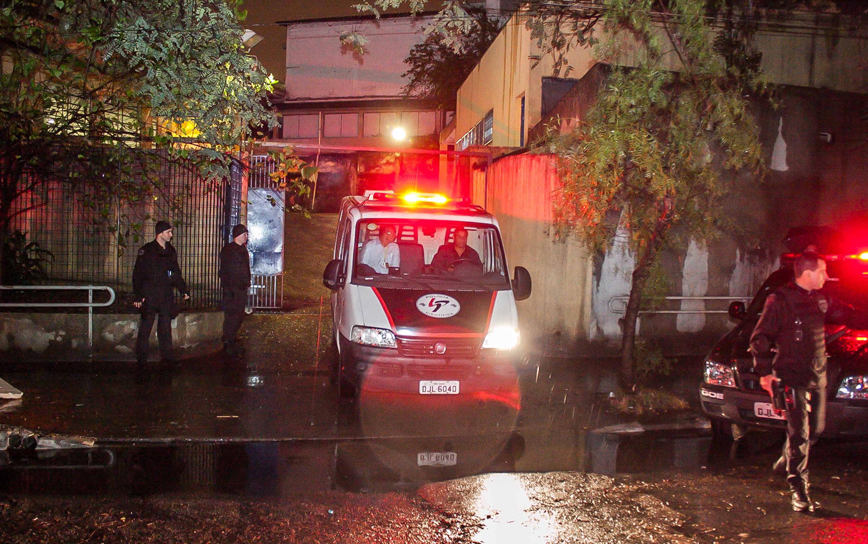 Veículo que levou os restos mortais das vítimas deixa Instituto Médico Legal Central (IML), em São Paulo, na noite desta quarta-feira (13)