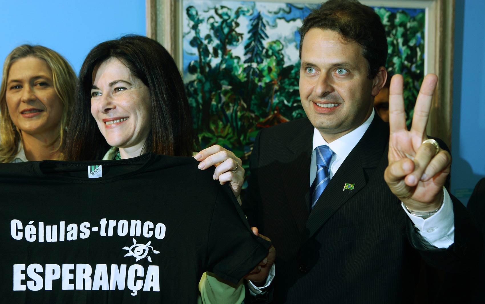 Março de 2005 - Ministro da Ciência e Tecnologia, Eduardo Campos posa com Patrícia Pramkey (esq.), pesquisadora e bióloga da UFRS, e a geneticista Mayana Zatz (centro)