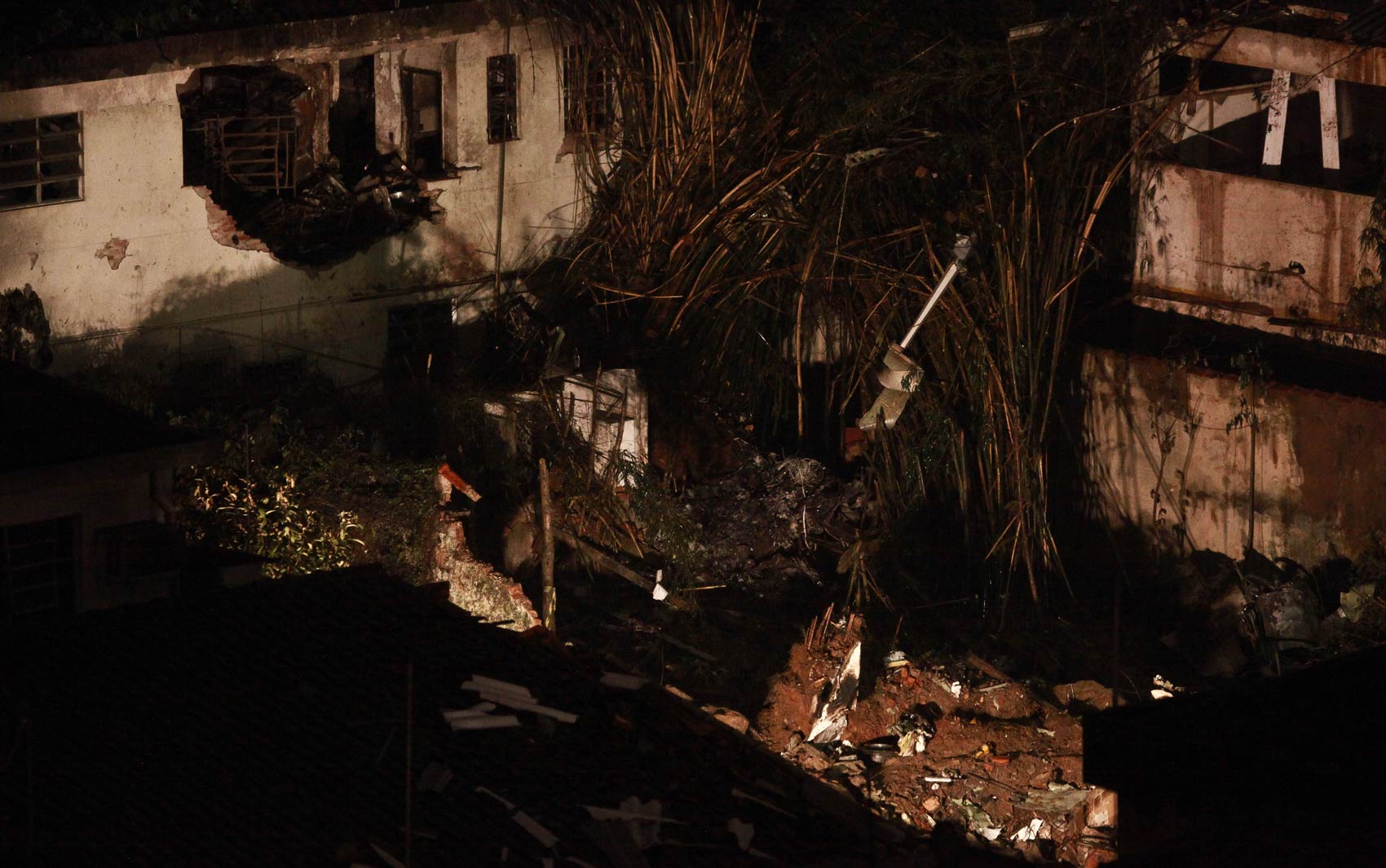 Local do acidente aéreo em Santos é iluminado para que as buscas por restos mortais e investigações continuem noite adentro