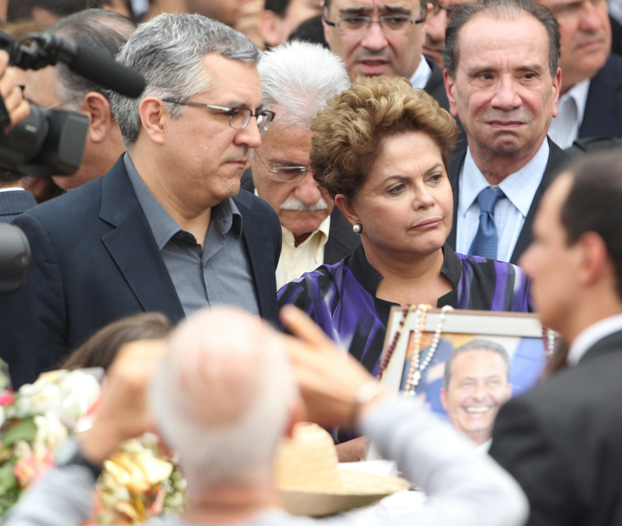 A presidente da República, Dilma Rousseff, acompanhada do candidato do PT ao governo de São Paulo, Alexandre Padilha(e), presta a última homenagem ao ex-governador pernambucano Eduardo Campos