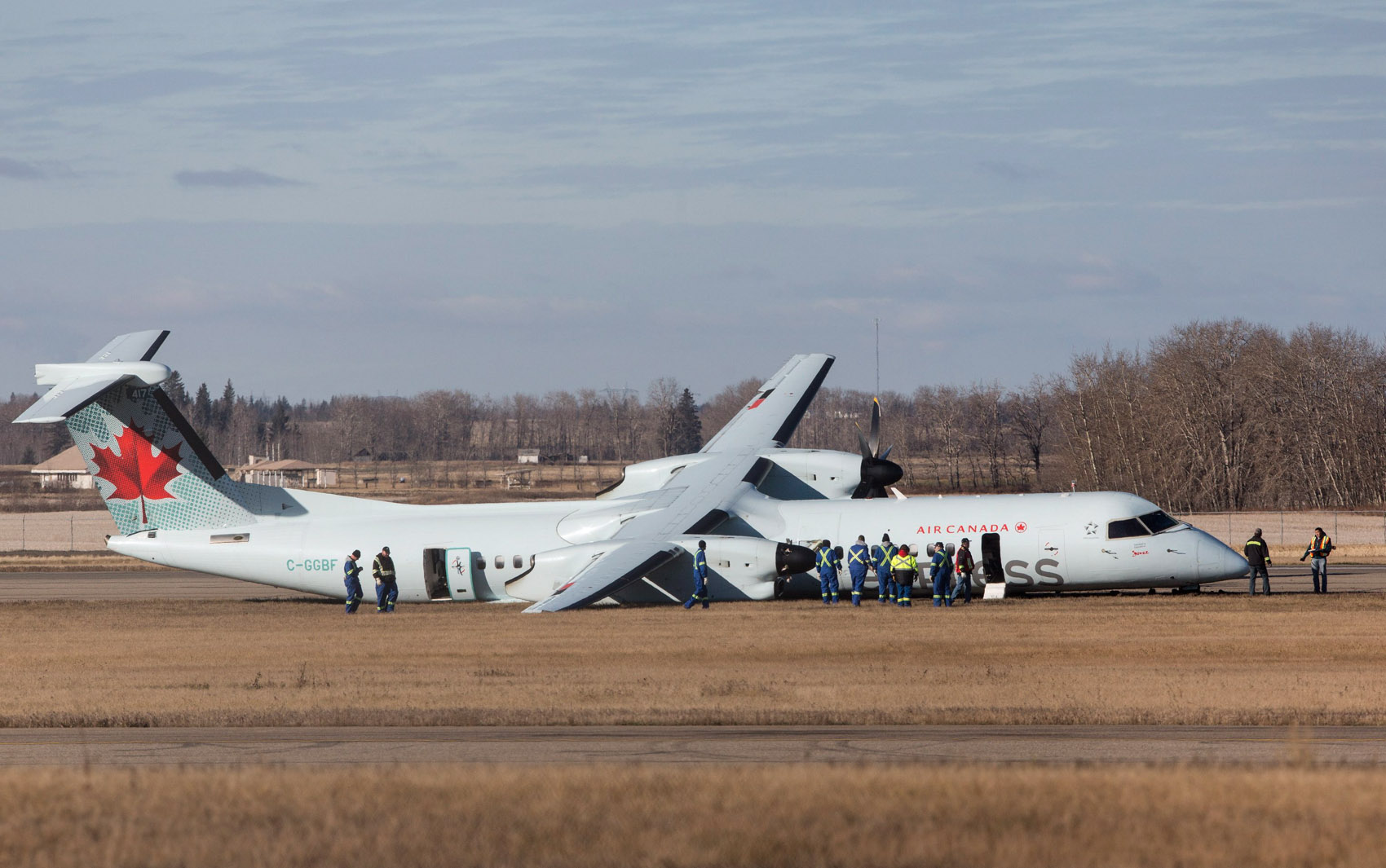Investigadores analisam um avião de passageiros da Air Canada após pouso de emergência em Edmonton, no Canadá. O vôo 8481 saiu de Calgary, estava a caminho de Grande Prairie e transportava 71 passageiros, além de uma tripulação de quatro pessoas