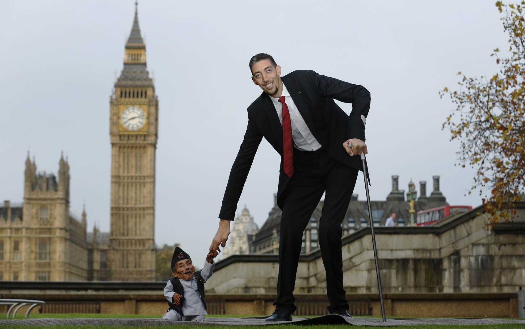 13/11 - Os homens mais alto e mais baixo do mundo posam em Londres, em evento marcando o Dia do Guinness, livro dos recordes. O nepalês Chandra Bahadur Dangi mede 54 centímetros. Já o turco Sultan Kosen tem 2,51 metros de altura