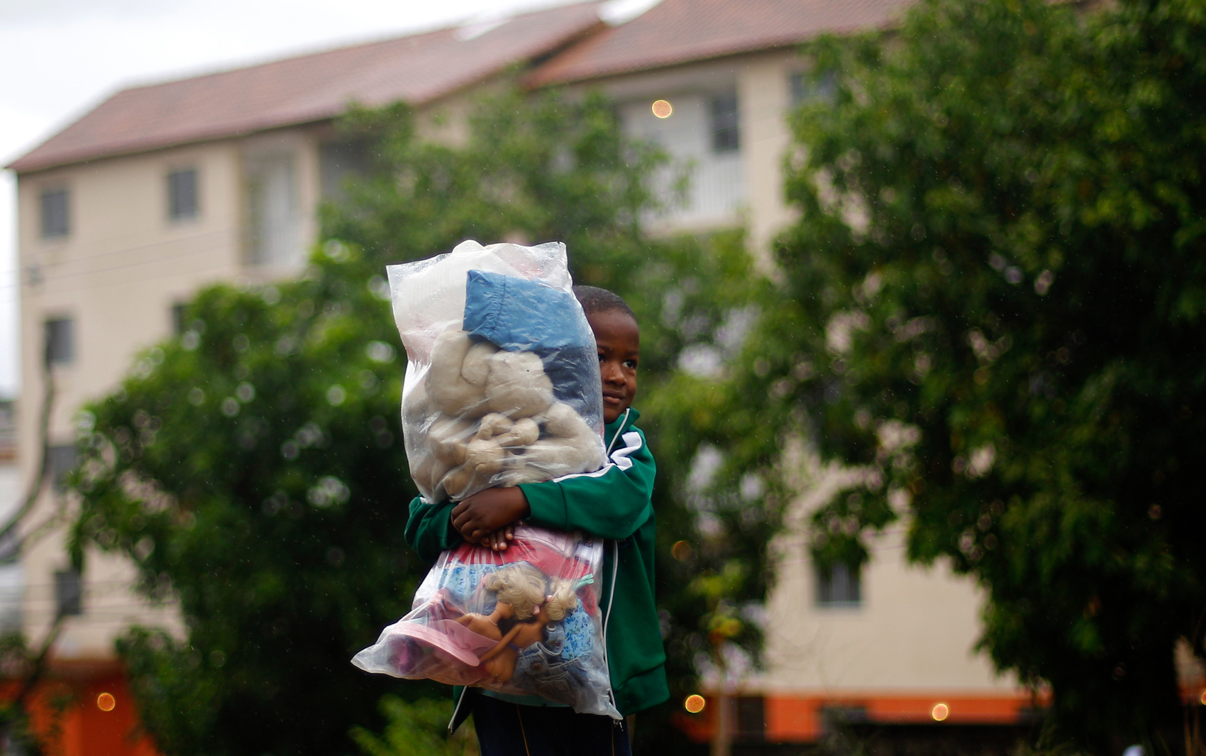 14/11 - Um menino carrega seus brinquedos durante desocupação de apartamentos do programa habitacional 'Minha Casa , Minha Vida' no Rio de Janeiro. A justiça ordenou o despejo de cerca de 200 famílias que haviam ocupado os prédios no domingo (9)