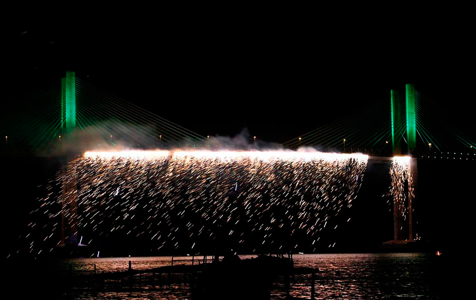 Cascata de fogos na Ponte Newton Navarro dá boas-vindas a 2015