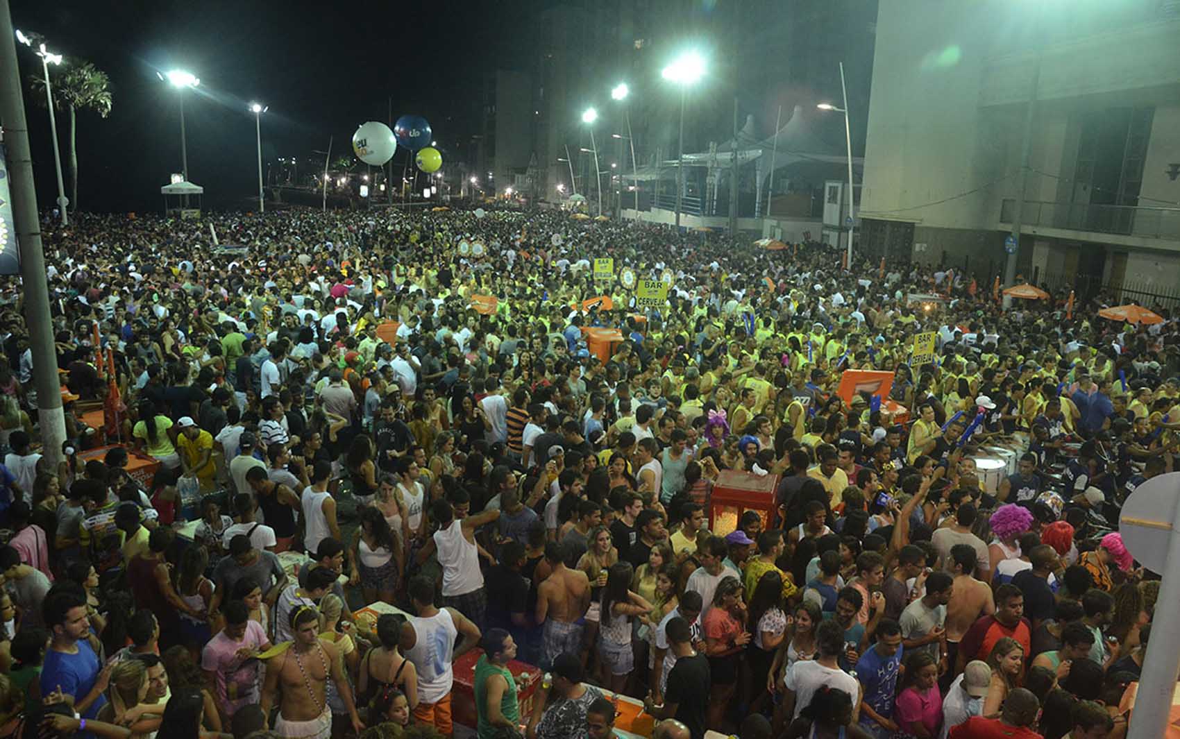 Multidão marca presença no primeiro dia de carnaval de 2015, na capital baiana