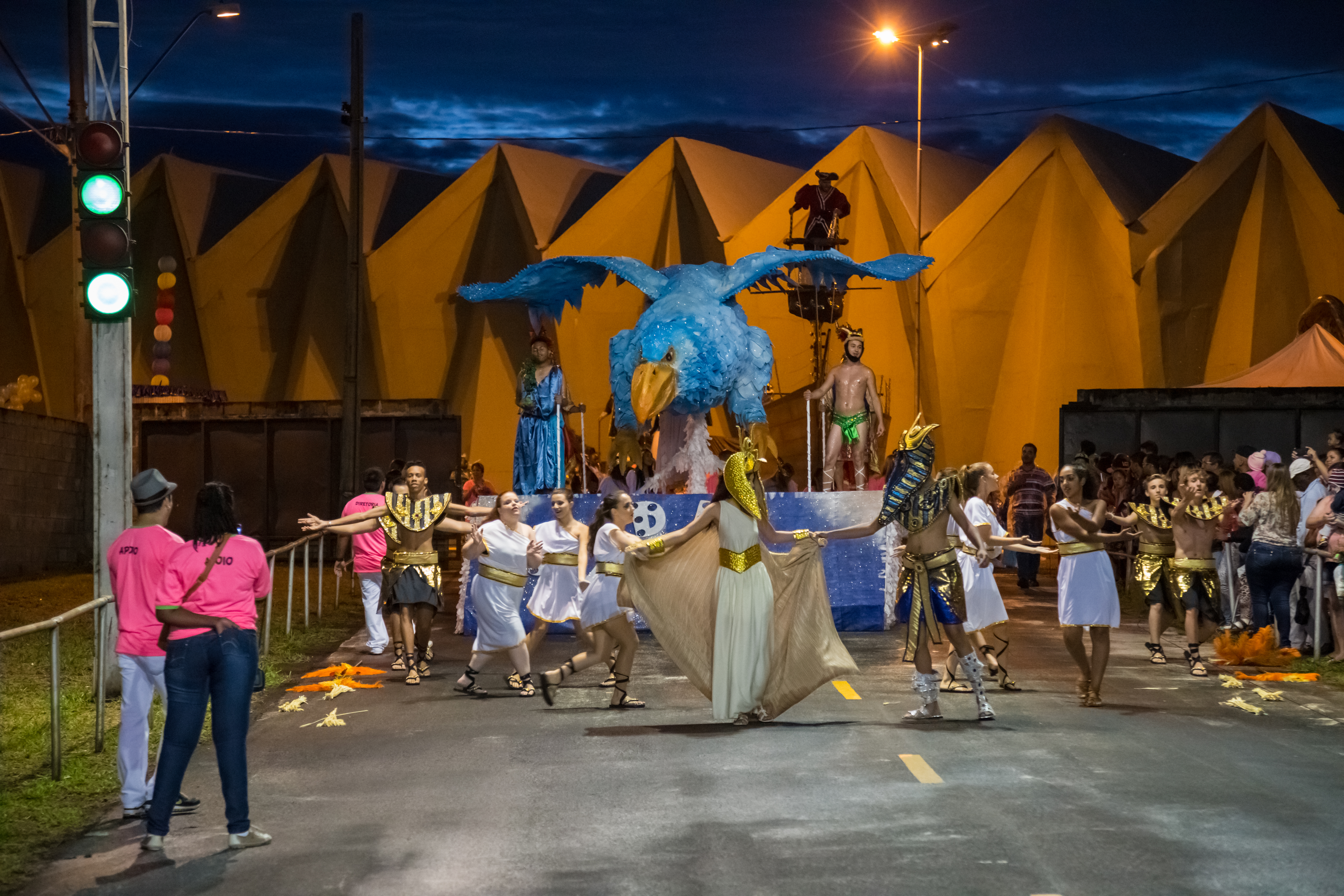 Benê do Victorio de Santi encanta avenida com tema O Carnaval