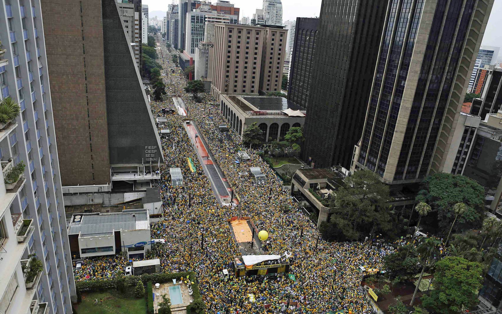 Multidão ocupa a Avenida Paulista em protesto contra a corrupção e o governo, em São Paulo