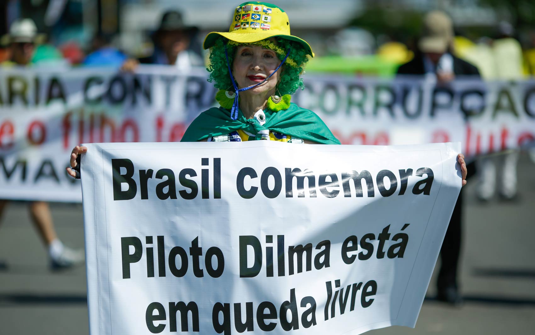 Mulher exibe faixa de protesto em Brasília