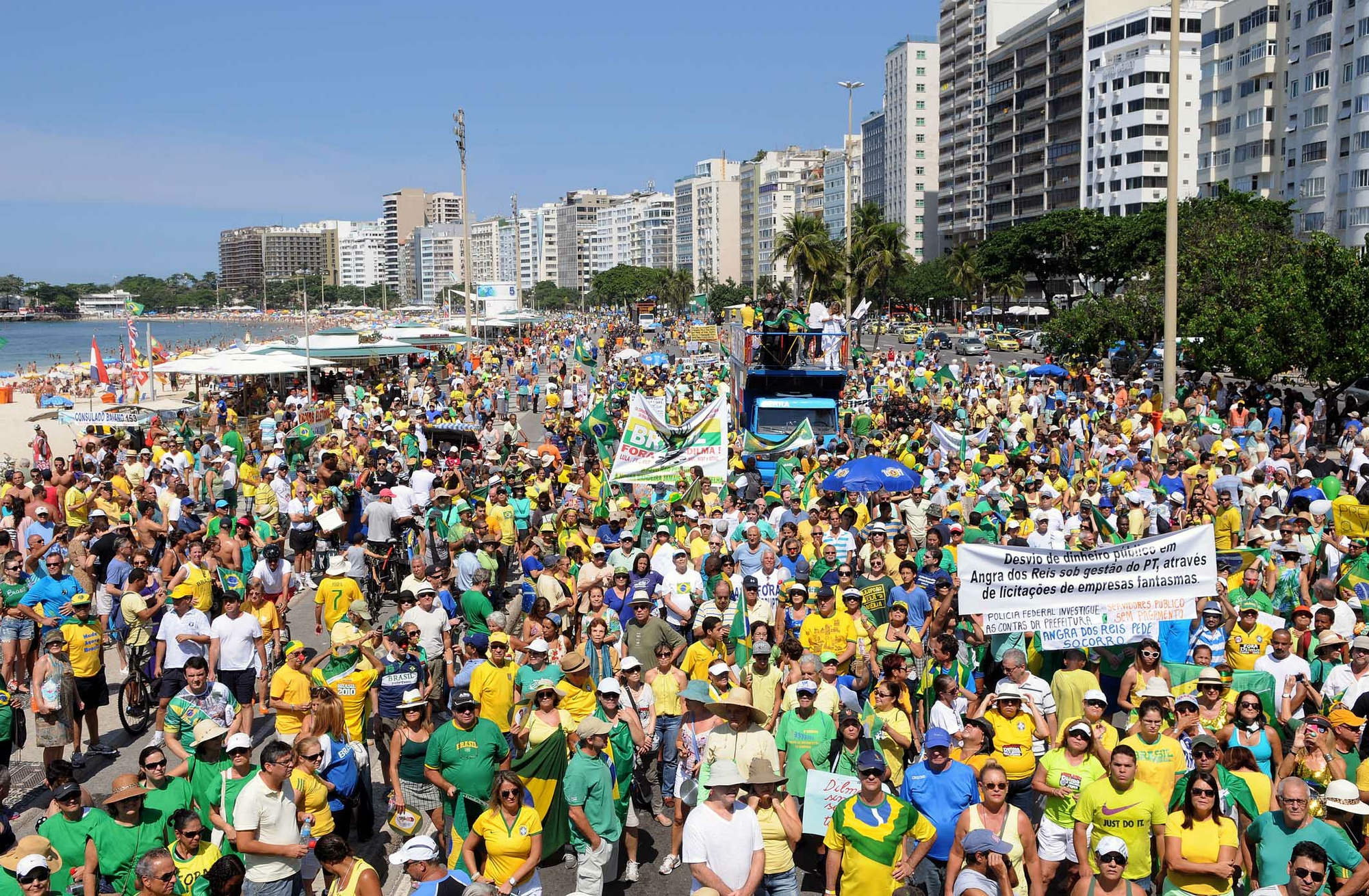Manifestação na Avenida Atlântica, em Copacabana, no Rio