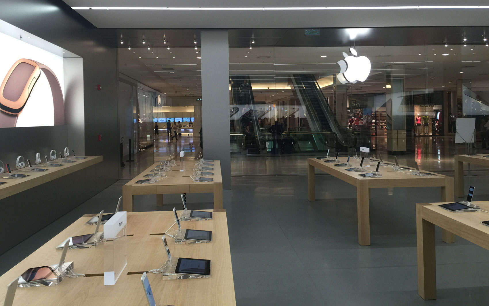 Apple abre no Shopping Morumbi, na Zona Sul de São Paulo, sua nova loja, a segunda da empresa no Brasil.