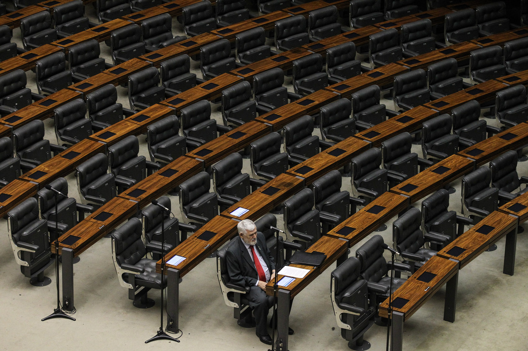 O deputado Luiz Couto (PT-PB) é visto sozinho no plenário da Câmara dos Deputados, em Brasília, durante sessão não deliberativa realizada na tarde desta quarta-feira (3), véspera de feriado prolongado